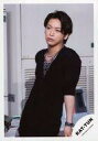 【中古】生写真(ジャニーズ)/アイドル/KAT-TUN KAT-TUN/亀梨和也/膝上・衣装黒・両手下・左向き・口閉じ・背景白/アルバム「IGNITE」MV&ジャケ写オフショット/公式生写真