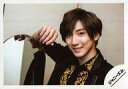 【中古】生写真(ジャニーズ)/アイドル/SixTONES SixTONES/京本大我/横型・バストアップ・衣装黒・黄・右手鏡・左向き・笑顔/「ジャニーズJr.8・8祭り~東京ドームから始まる~」グッズオフショット/公式生写真