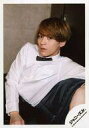 【中古】生写真(ジャニーズ)/アイドル/Travis Japan Travis Japan/松倉海斗/膝上・座り・衣装白・黒・左手背もたれ・左向き・口半開き/「ジャニーズJr.8・8祭り~東京ドームから始まる~」グッズオフショット/公式生写真