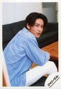 【中古】生写真(ジャニーズ)/アイドル/Snow Man Snow Man/目黒蓮/膝上・座り・衣装水色・白・振り返り・右向き・前屈み/Snow Man「Summer Paradise 2019」グッズオフショット/公式生写真
