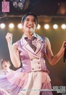 【中古】生写真(AKB48 SKE48)/アイドル/AKB48 吉田華恋/ライブフォト 膝上 衣装紫 白 右手グー/湯浅順司「その雫は 未来へと繋がる虹になる。」公演 横山結衣 生誕祭 ランダム生写真 2019.7.7