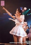 【中古】生写真(AKB48 SKE48)/アイドル/AKB48 吉田華恋/ライブフォト 膝上 衣装白 右手指差し/湯浅順司「その雫は 未来へと繋がる虹になる。」公演 横山結衣 生誕祭 ランダム生写真 2019.7.7