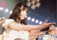 【中古】生写真(AKB48・SKE48)/アイドル/AKB48 下尾みう/ライブフォト・横型・バストアップ・衣装白・両手差し出し/湯浅順司「その雫は、未来へと繋がる虹になる。」公演 下尾みう 生誕祭 2019.7.13