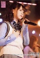 【エントリーでポイント10倍！（6月11日01:59まで！）】【中古】生写真(AKB48・SKE48)/アイドル/AKB48 倉野尾成美/ライブフォト・上半身・衣装白・青・黒・右手胸元/湯浅順司「その雫は、未来へと繋がる虹になる。」公演 下尾みう 生誕祭 2019.7.13