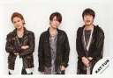 【中古】生写真(ジャニーズ)/アイドル/KAT-TUN KAT-TUN/集合(3人)/横型・膝上・衣装黒・白・グレー・上田腕組み・中丸両手重ね・背景白/「KAT-TUN LIVE TOUR 2019 IGNITE」グッズオフショット/公式生写真