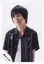 【中古】生写真(ジャニーズ)/アイドル/関ジャニ∞ 関ジャニ∞/渋谷すばる/バストアップ・衣装黒・白・両手下・目線左・首傾げ・背景白/公式生写真