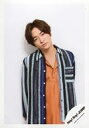 【中古】生写真(ジャニーズ)/アイドル/Hey! Say! JUMP Hey!Say!JUMP/知念侑李/上半身・衣装黒・水色・紫・オレンジ・両手下・首傾げ・口閉じ・背景白/シングル「ファンファーレ!」MV&ジャケ写オフショット/公式生写真