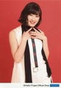 【中古】生写真(ハロプロ)/アイドル/アンジュルム アンジュルム/川村文乃/膝上・衣装白・黒・両手胸・右向き・笑顔・背景赤/アンジュルム 生写真『“輪廻転生〜A...