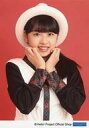 【中古】生写真(ハロプロ)/アイドル/アンジュルム アンジュルム/太田遥香/バストアップ・衣装白・黒・チェック柄・帽子・両手顔・笑顔・背景赤/アンジュルム 生写...