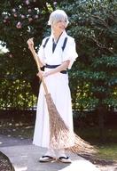 【中古】生写真(男性)/俳優 健人(鶴丸国永)/全身・内番衣装・両手箒・屋外・キャラクターショット/舞台「『刀剣乱舞』慈伝 日日の葉よ散るらむ」ランダムブロマイド
