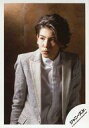 【中古】生写真(ジャニーズ)/アイドル/Snow Man Snow Man/ラウール/上半身・衣装白・グレー・両手下・顔左向き・口閉じ・背景茶色/「少年たち To be!」グッズオフショット/公式生写真