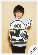 【中古】生写真(ジャニーズ)/アイドル/ジャニーズJr. ジャニーズJr./小田将聖/膝上・衣装白・両手ロゴ持ち・背景黄色/JOHNNYS’ ISLAND STORE オフショット/公式生写真