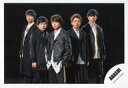 【中古】生写真(ジャニーズ)/アイドル/嵐 嵐/集合(5人)/横型・膝上・衣装黒・白・両手下・口閉じ・櫻井左手ポケット・背景黒/シングル「BRAVE」MV&ジャケ写オフショット/公式生写真