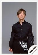 【中古】生写真(ジャニーズ)/アイドル/ジャニーズ ジャニーズ/木村拓哉/膝上・衣装黒・両手下・背景グレー/木村拓哉 スペシャルフォト2019 第2弾/公式生写真