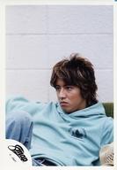【中古】生写真(ジャニーズ)/アイドル/SMAP SMAP/木村拓哉/膝上・緑のソファに座り・衣装パーカー水色・左向き・目線左・背景壁白/公式生写真