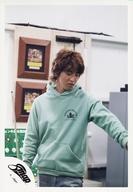 【中古】生写真(ジャニーズ)/アイドル/SMAP SMAP/木村拓哉/膝上・緑パーカー・左手上げ・顔右向き・目線下/公式生写真