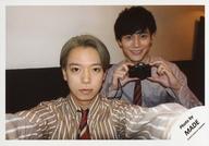【中古】生写真(ジャニーズ)/アイドル/MADE MADE/福士申樹・秋山大河/横型・バストアップ・衣装茶色・グレー・ストライプ柄・福士両手カメラ・笑顔/「Johnnys’ ISLAND セルフィー」/公式生写真(アイランドストア限定)