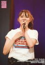 【中古】生写真(AKB48 SKE48)/アイドル/AKB48 下口ひなな/ライブフォト 上半身 衣装白 赤 青 Tシャツ 右手胸元/AKB48全国ツアー2019～楽しいばかりがAKB ～ ランダム生写真 ステージver. 埼玉公演 2019.8.17 ウェスタ川越