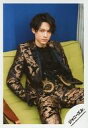 【中古】生写真(ジャニーズ)/アイドル/SixTONES SixTONES/松村北斗/膝上・座り・衣装黒・茶色・右手ポケット・右向き・足開き/JOHNNYS’ ISLAND STORE オフショット/公式生写真