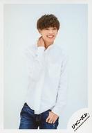 【中古】生写真(ジャニーズ)/アイドル/なにわ男子 なにわ男子/高橋恭平/膝上・衣装白・デニム・右手首・左手親指ポケット・笑顔・目線右・背景白/JOHNNYS’ ISLAND STORE オフショット/公式生写真