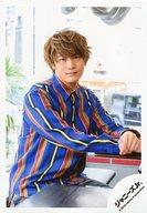 【中古】生写真(ジャニーズ)/アイドル/MADE MADE/冨岡健翔/膝上・座り・衣装青・黄色・赤・グレー・両手机・右向き・口閉じ/「Winter Paradise 2019〜ふゆパラ〜」グッズオフショット/公式生写真