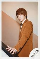 【中古】生写真(ジャニーズ)/アイドル/MADE MADE/冨岡健翔/膝上・衣装茶色・左手手すり・左向き・口閉じ・階段/JOHNNYS’ ISLAND STORE オフショット/公式生写真