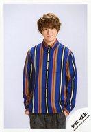 【中古】生写真(ジャニーズ)/アイドル/MADE MADE/冨岡健翔/膝上・衣装青・黄色・赤・グレー・両手ポケット・左向き・目線右・背景白/「Winter Paradise 2019〜ふゆパラ〜」グッズオフショット/公式生写真