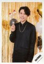 【中古】生写真(ジャニーズ)/アイドル/SixTONES SixTONES/松村北斗/膝上・衣装黒・右手フォトプロップス・左向き・笑顔・風船・背景金/Greeting Photo ~クリスマスver.~/公式生写真