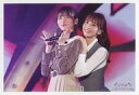 【中古】生写真(乃木坂46) No.186：佐藤楓 金川紗耶/ライブフォト 横型 上半身 衣装グレー 白 茶 金川両手パー 佐藤肩に手/CHOOSE 5 PHOTOS ～真夏の全国ツアー2019 LIVE PHOTO Ver.～