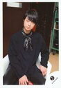 【中古】生写真(ジャニーズ)/アイドル/HiHi Jets HiHi Jets/作間龍斗/膝上・衣装黒・スカーフ・椅子座り・右手足の間・左手背凭れ・首傾げ/「ジャニーズ銀座2018」グッズ撮影オフショット/公式生写真