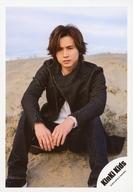 【中古】生写真(ジャニーズ) KinKi Kids/堂本光一/全身(足見切れ)・座り・衣装白・黒・左向き・両手曲げ・野外/シングル「光の気配」MV＆ジャケ写オフショット/公式生写真