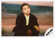 【中古】生写真(ジャニーズ) KinKi Kids/堂本剛/横型・上半身・階段座り・衣装白・黒・両手交差・目線右・首傾げ/シングル「光の気配」MV＆ジャケ写オフショット/公式生写真