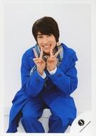 【中古】生写真(ジャニーズ)/アイドル/少年忍者 少年忍者/ウ゛ァサイェガ渉/膝上・座り・衣装青・両手ピース・笑顔・背景白/「Johnnys’ ISLAND」グッズオフショット/公式生写真