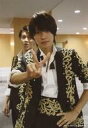 【中古】生写真(ジャニーズ)/アイドル/Travis Japan Travis Japan/阿部顕嵐/上半身・衣装黒・金・白・右手ピース・左手腰・後ろに宮近/「近藤真彦 35周年ツアー 2015」ステージフォト(3)