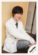 【中古】生写真(ジャニーズ)/アイドル/Snow Man Snow Man/阿部亮平/膝上・座り・衣装白・グレー・右向き・両手重ね・笑顔/シングル「D.D. / Imitation Rain」MV＆ジャケ写オフショット/公式生写真