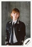 【中古】生写真(ジャニーズ)/アイドル/SixTONES SixTONES/京本大我/上半身・衣装白・黒・両手下・体左向き・口すぼめ/シングル「Imitation Rain / D.D.」MV＆ジャケ写オフショット/公式生写真