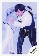【中古】生写真(ジャニーズ)/アイドル/Snow Man Snow Man/阿部亮平/全身(足見切れ)・衣装白・黒・前屈み・左向き・左手グー/シングル「D.D. / Imitation Rain」MV＆ジャケ写オフショット/公式生写真