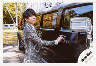 【中古】生写真(ジャニーズ)/アイドル/Snow Man Snow Man/宮舘涼太/横型・膝上・衣装グレー・右手ドアノブ・右向き・車・野外/シングル「D.D. / Imitation Rain」MV＆ジャケ写オフショット/公式生写真