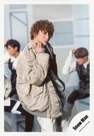【中古】生写真(ジャニーズ)/アイドル/Snow Man Snow Man/佐久間大介/膝上・衣装グレー・白・右手顔・右向き・後ろに人・背景白/シングル「D.D. / Imitation Rain」MV＆ジャケ写オフショット/公式生写真