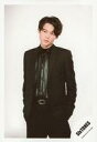 【中古】生写真(ジャニーズ)/アイドル/SixTONES SixTONES/松村北斗/膝上・衣装黒・両手ポケット・首傾げ・目線左・背景黒/「TrackONE -IMPACT-」グッズオフショット/公式生写真
