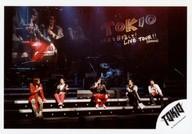 【中古】生写真(ジャニーズ)/アイドル/TOKIO TOKIO/集合(5人)/横型・ライブフォト・全身・座り・衣装赤黒・マイク口元・階段・背景モニター・「明日を目指して!LIVE TOUR!!2006」/公式生写真