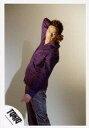【中古】生写真(ジャニーズ)/アイドル/TOKIO TOKIO/松岡昌宏/膝上・衣装紫・右手頭の後ろ・体左向き・目線右・体反り・背景グレー/公式生写真