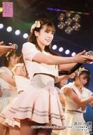 【中古】生写真(AKB48・SKE48)/アイドル/AKB48 吉川七瀬/ライブフォト・膝上・衣装白・両腕伸ばし/湯浅順司「その雫は、未来へと繋がる虹になる。」 太田奈緒卒業公演 ランダム生写真 2019.12.20