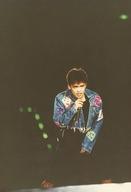 【中古】生写真(ジャニーズ)/アイドル/光GENJI 光GENJI/諸星和己/ライブフォト・膝上・衣装水色・黒・右手マイク・顎・左手下げ・足開き・背景黒・枠無し/公式生写真