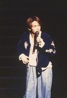 【中古】生写真(ジャニーズ)/アイドル/光GENJI 光GENJI/諸星和己/ライブフォト・膝上・衣装黒・白・水色・龍・右手腰・左手マイク・口元・目線右・背景黒・枠無し/公式生写真