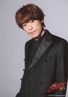 【中古】生写真(ジャニーズ)/アイドル/ふぉ〜ゆ〜 ふぉ〜ゆ〜/越岡裕貴/膝上・衣装黒・首傾げ・背景グレー/ 「Endless Shock 20th Anniversary」オリジナルフォト