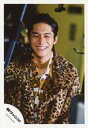 【中古】生写真(ジャニーズ)/アイドル/関ジャニ∞ 関ジャニ∞/錦戸亮/上半身・衣装豹柄・歯見せ・笑顔・左寄り・周り機材・背景黄色/公式生写真