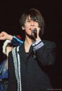 【中古】生写真(ジャニーズ)/アイドル/関西ジャニーズJr. 関西ジャニーズJr./藤井流星/ライブフォト・上半身・衣装黒・左手マイク・目線右・後方に人・背景黒・枠無し/公式生写真
