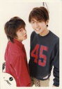 【中古】生写真(ジャニーズ)/アイドル/ジャニーズ ジャニーズ/生田斗真・風間俊介/膝上・衣装赤・黒・両手下・向き合い・生田歯見せ・背景白/公式生写真