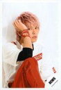 【中古】生写真(ジャニーズ)/アイドル/NEWS NEWS/手越祐也/膝上・衣装白・赤・黒・座り・右向き・右手頭・背景白/シングル「トップガン/Love Story」MV&ジャケ写オフショット/公式生写真